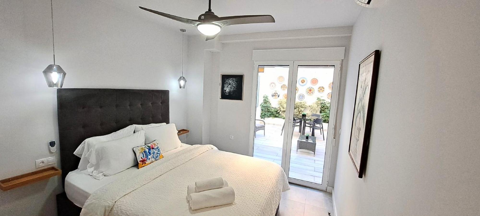 Апартаменты New! Renovated, Centrally Located, Private Entrance, Terrace Валенсия Экстерьер фото